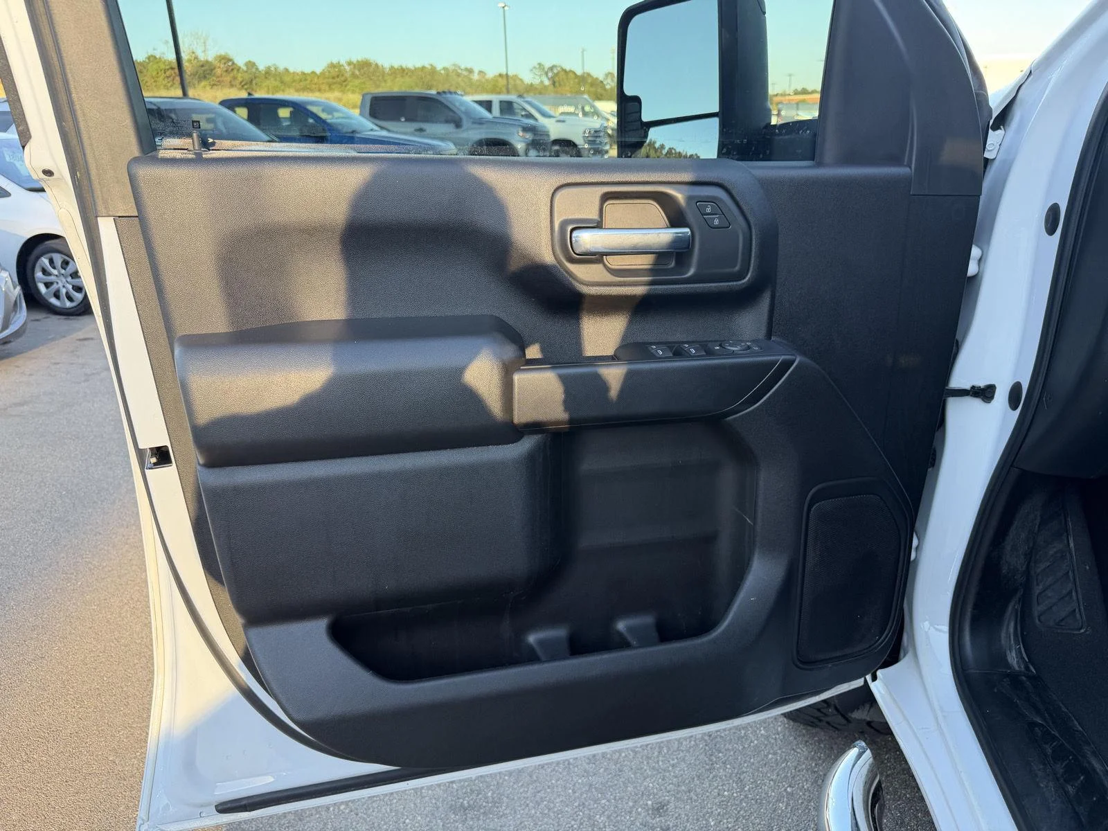 Used 2023 white Chevrolet Custom image 17