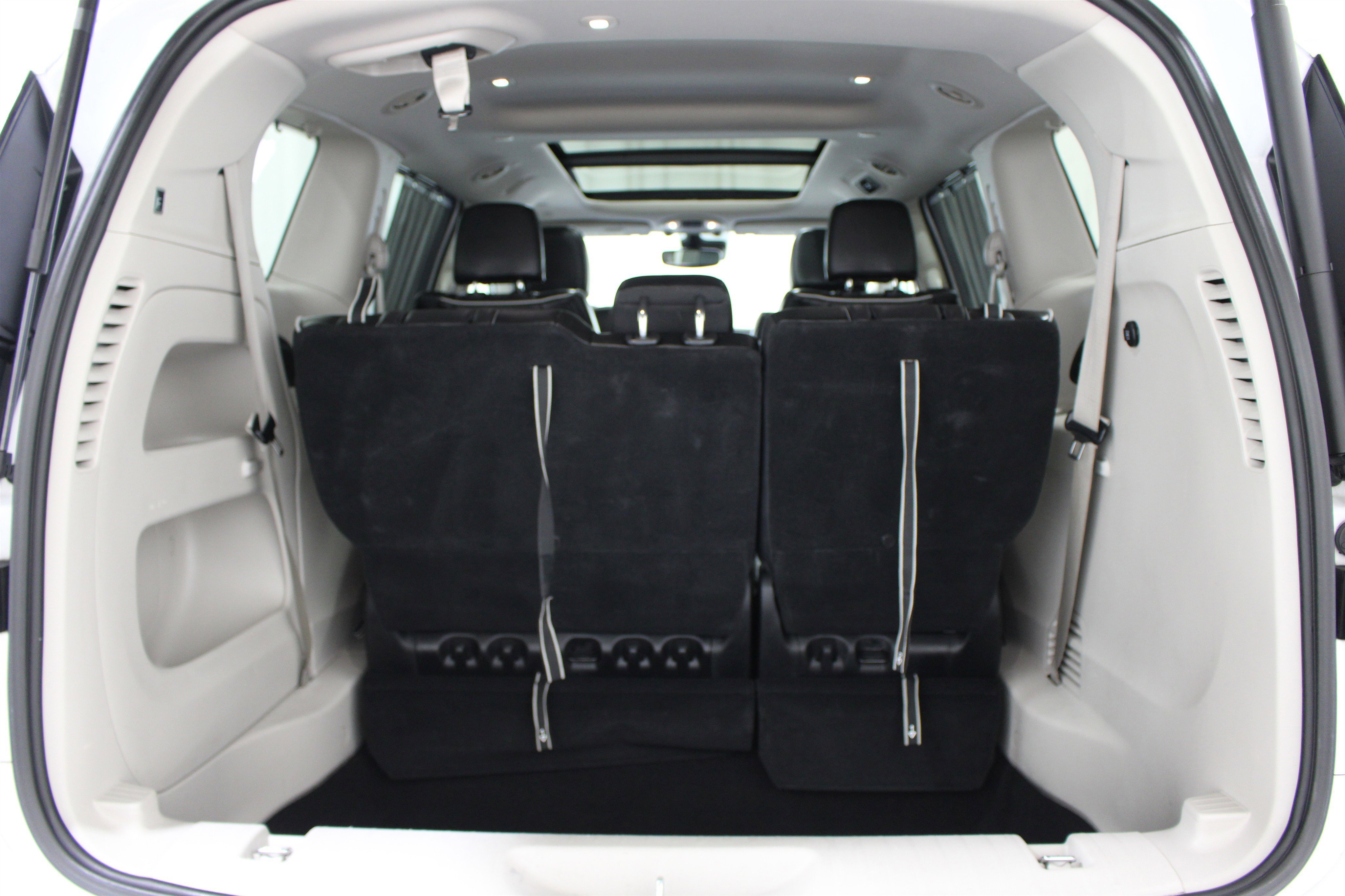 Used 2023 Bright White Clearcoat Chrysler Limited image 24