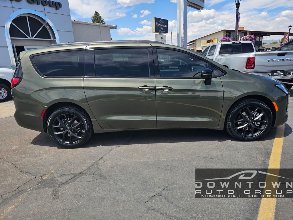 New 2027 Olive Green Pearl-Coat Exterior Paint Chrysler Limited image 2