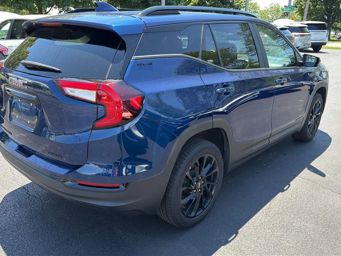 Used 2023 Marine Metallic GMC SLE image 3