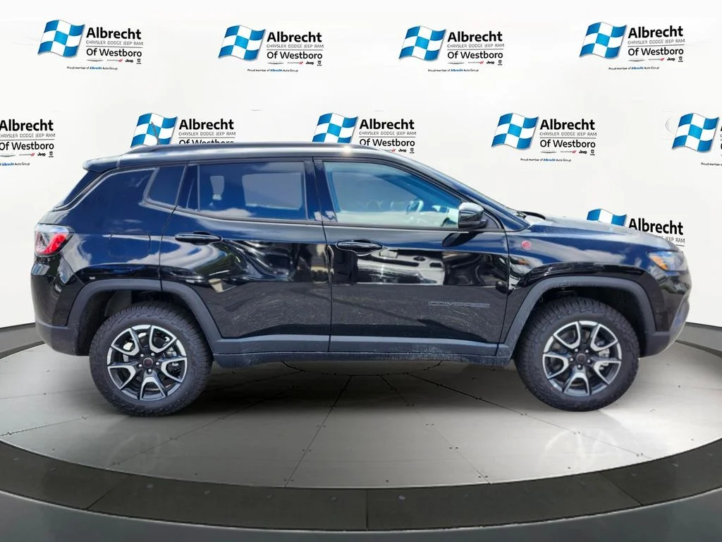 New 2026 Diamond Black Crystal Pearl-Coat Exterior Paint Jeep Trailhawk image 6