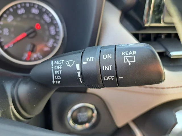 Certified Used 2020  Toyota XLE Premium image 27