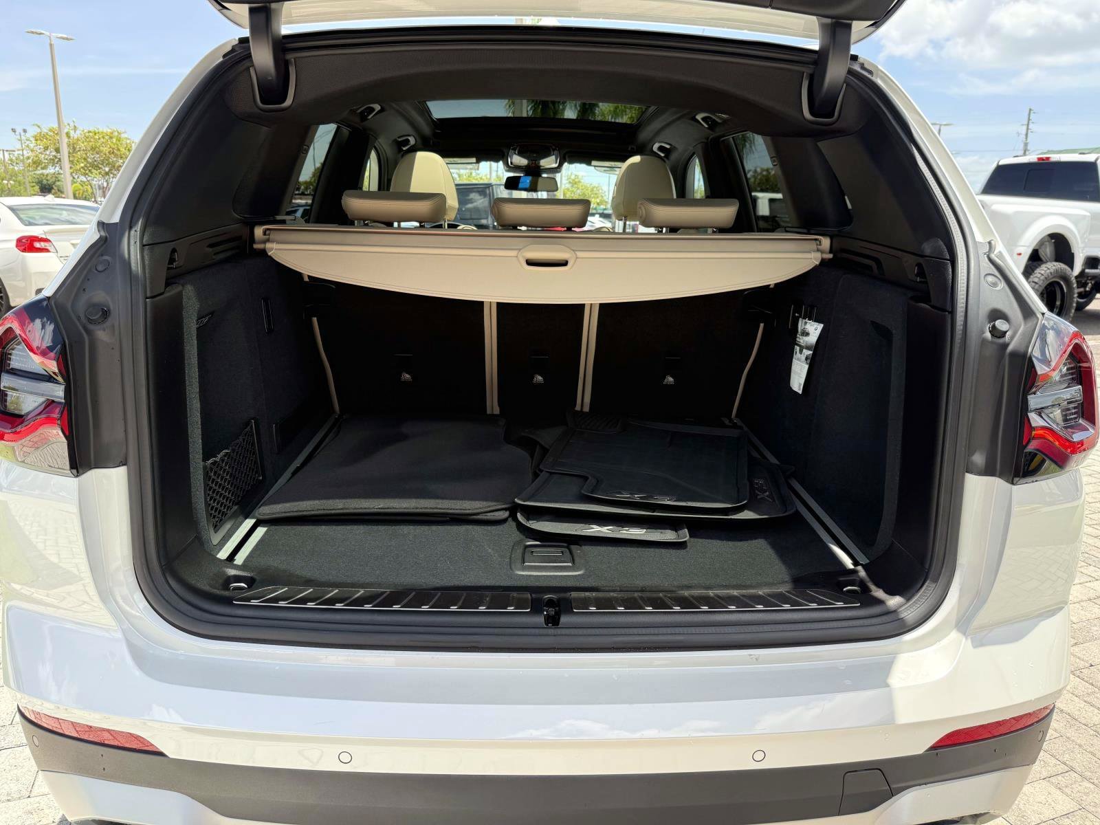 Used 2022 Mineral White Metallic BMW sDrive30i image 10