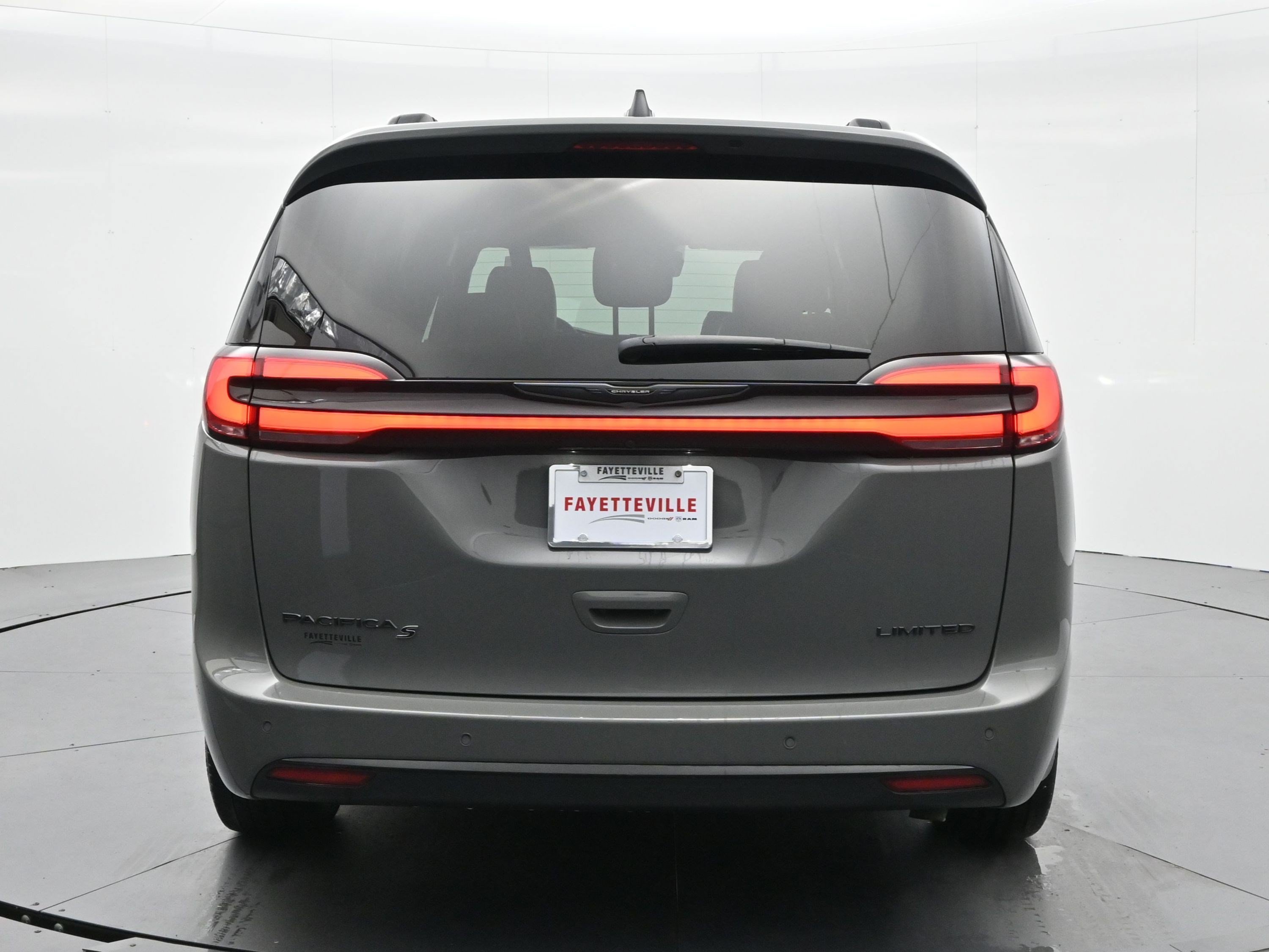 Used 2025 Ceramic Gray Clearcoat Chrysler Limited image 6