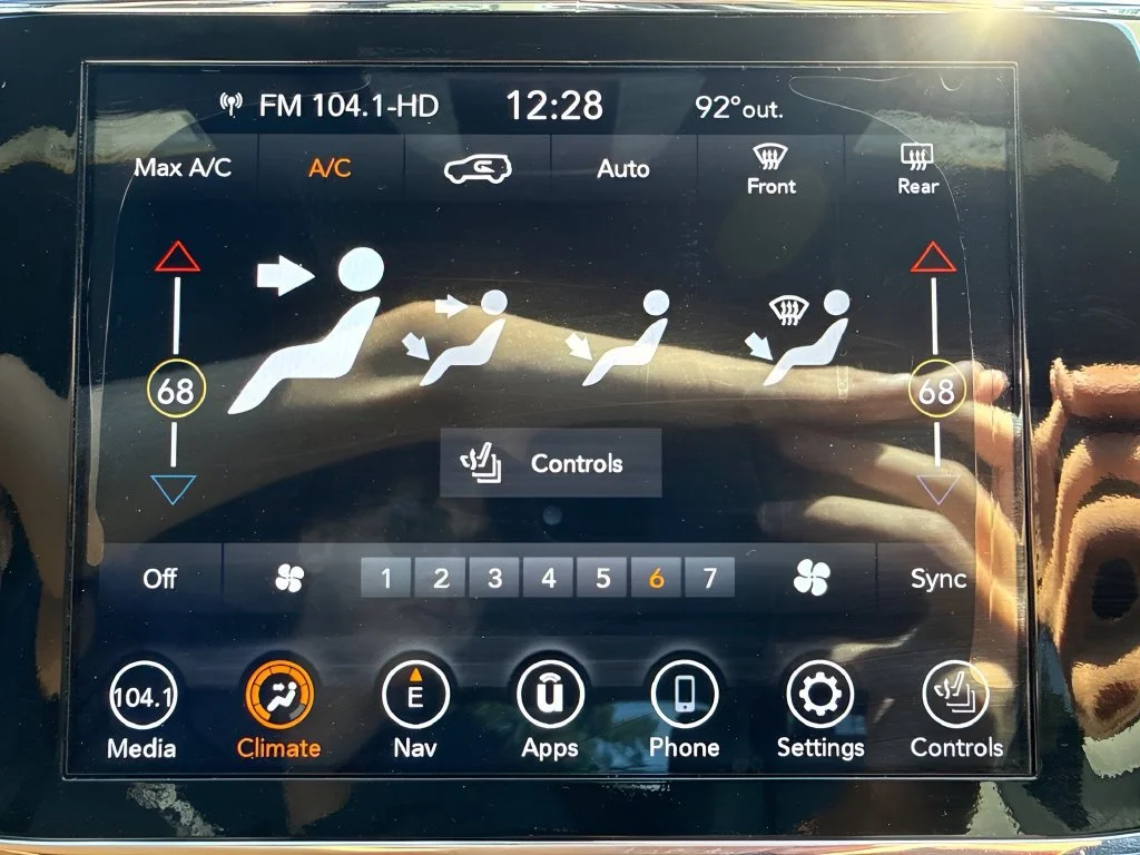 Used 2022  Jeep Limited image 25