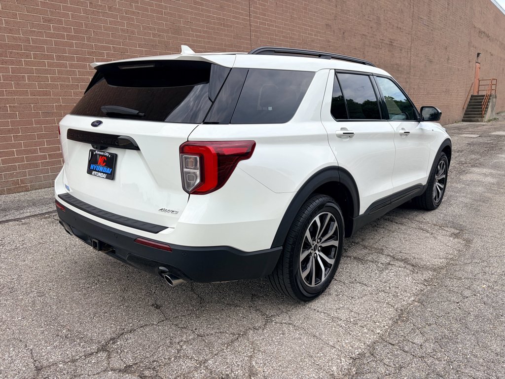 Used 2023 Star White Metallic Tri-Coat Ford ST-Line image 5