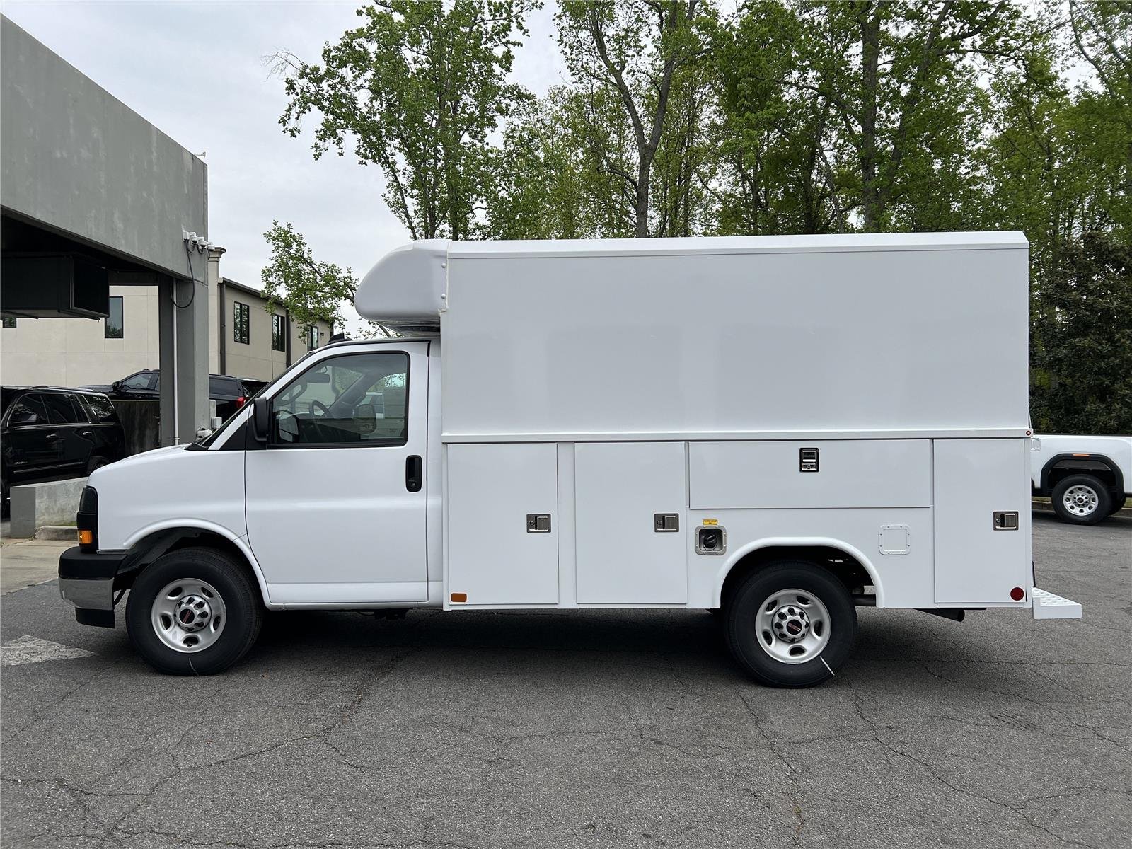 New 2025 Summit White GMC 1WT image 4