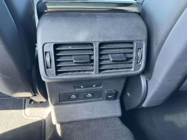 Used 2025 White Land Rover Dynamic SE image 15