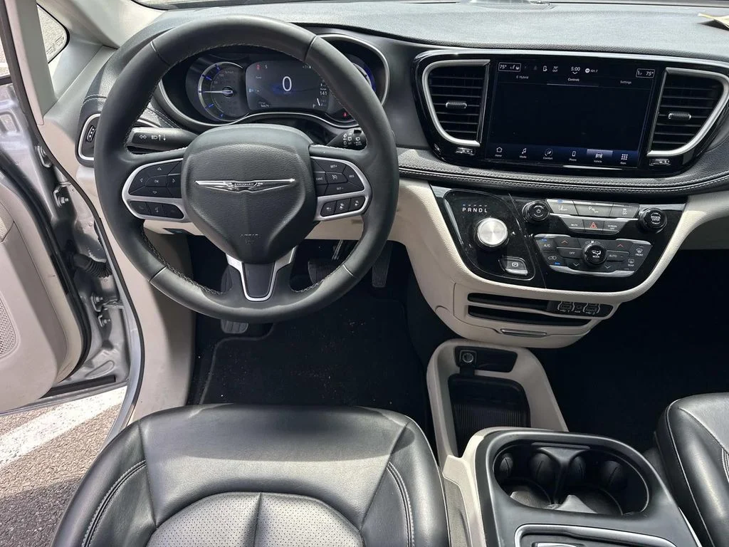 Used 2023 Silver Chrysler Touring L image 19
