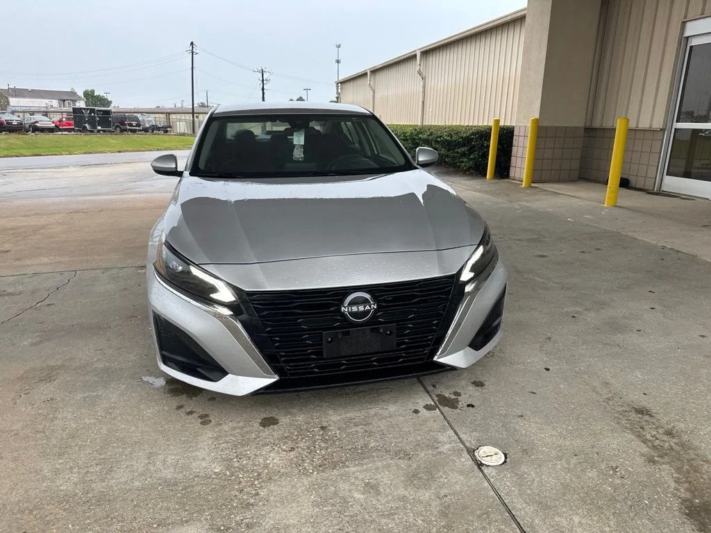 Certified Used 2023 Silver Nissan 2.5 SV image 3