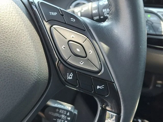 Used 2020 White Toyota XLE image 22