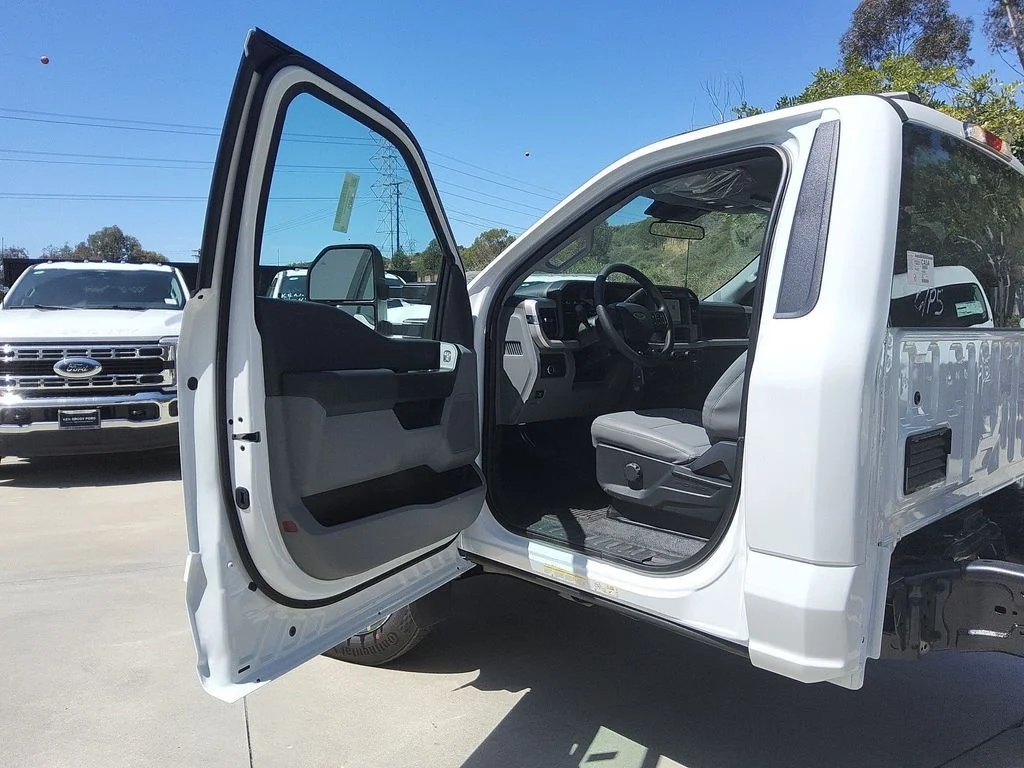 New 2026 Oxford White Ford XL image 4