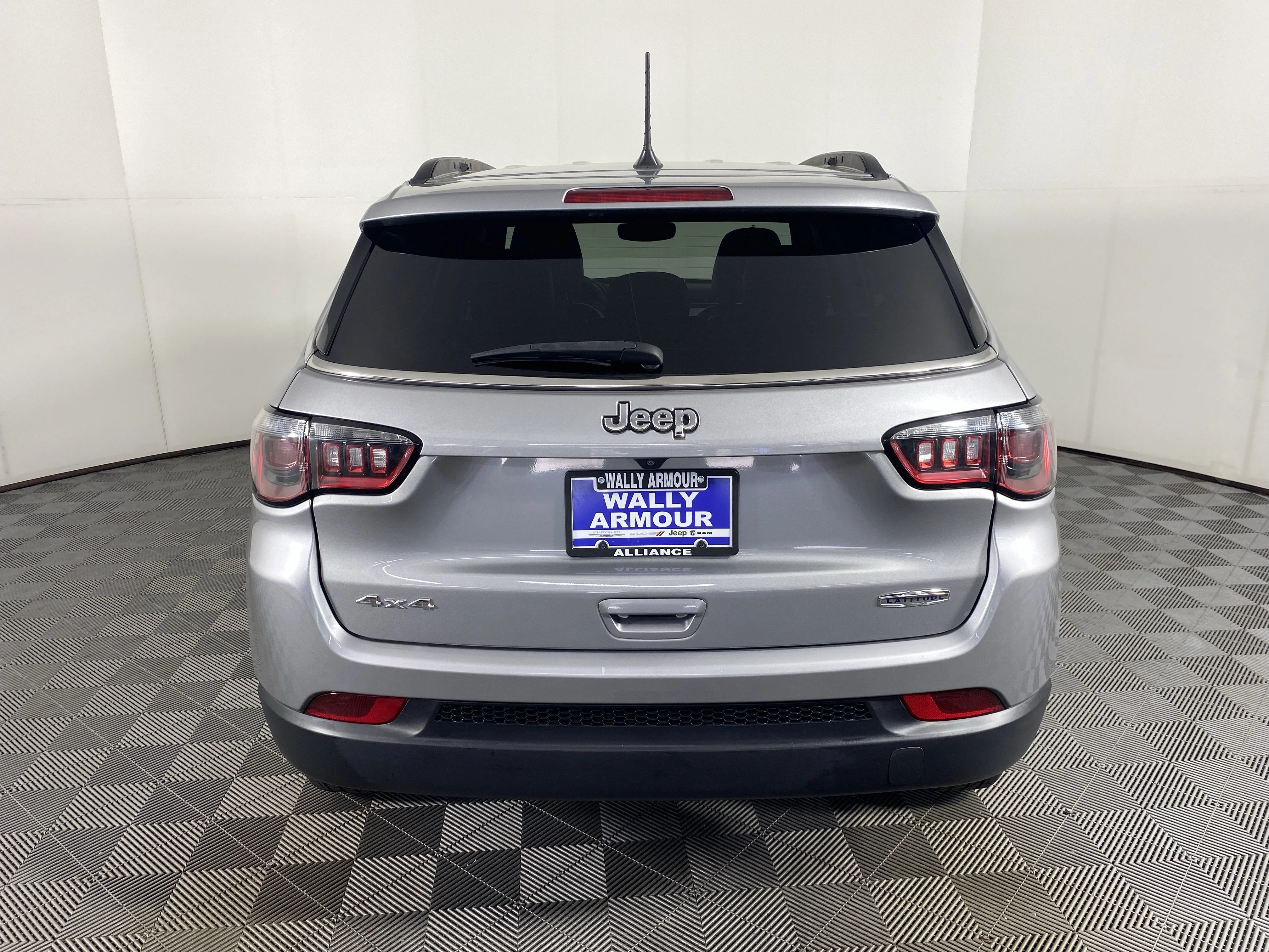 Used 2023 Billet Silver Metallic Clearcoat Jeep Latitude image 8