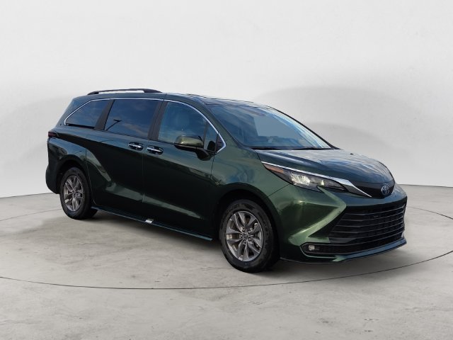 Used 2025  Toyota XLE image 3