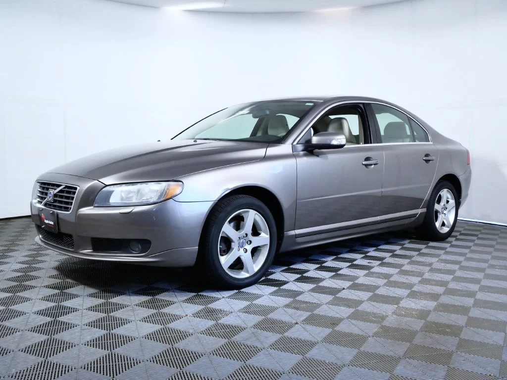 Used 2007  Volvo 3.2 image 2