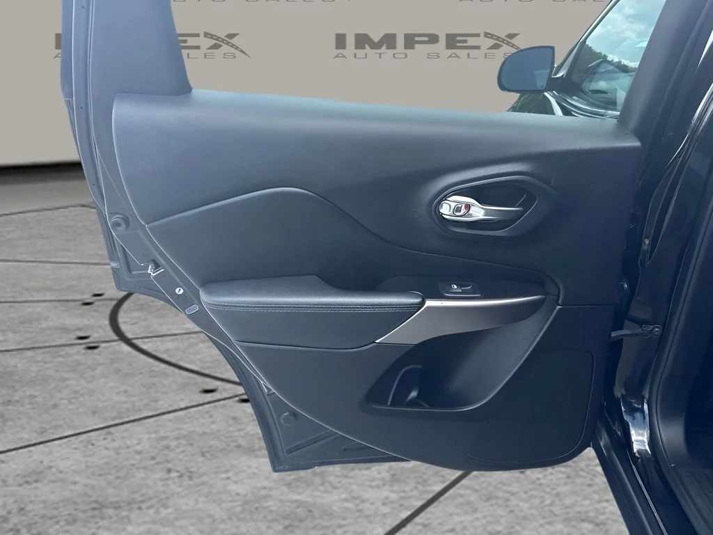 Used 2021 Black Jeep Latitude Plus image 22