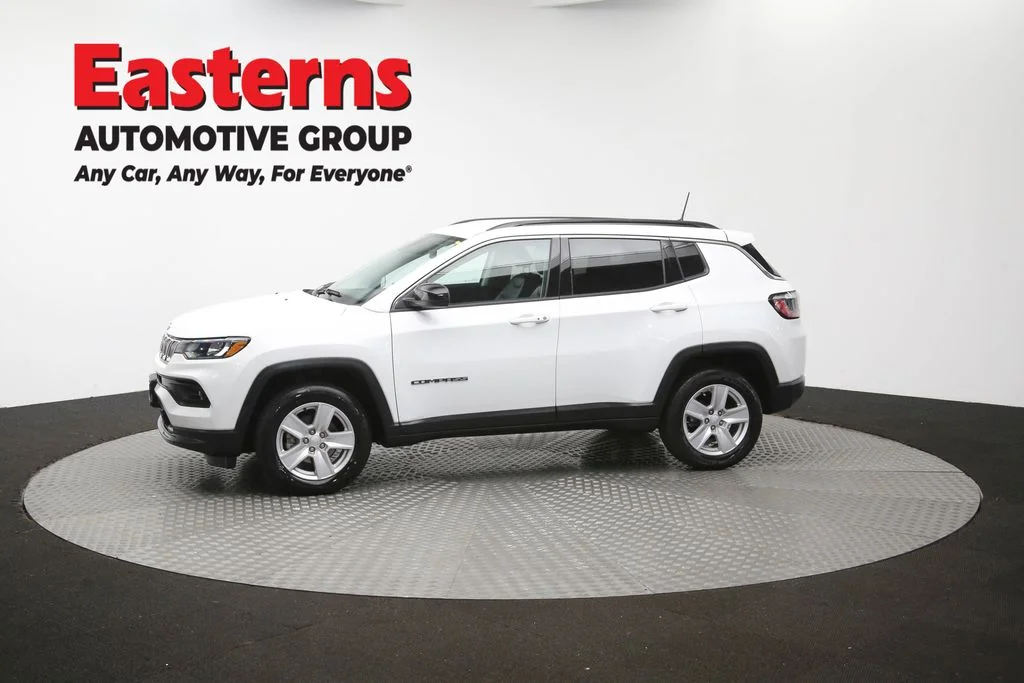 Used 2022 White Jeep Latitude image 58