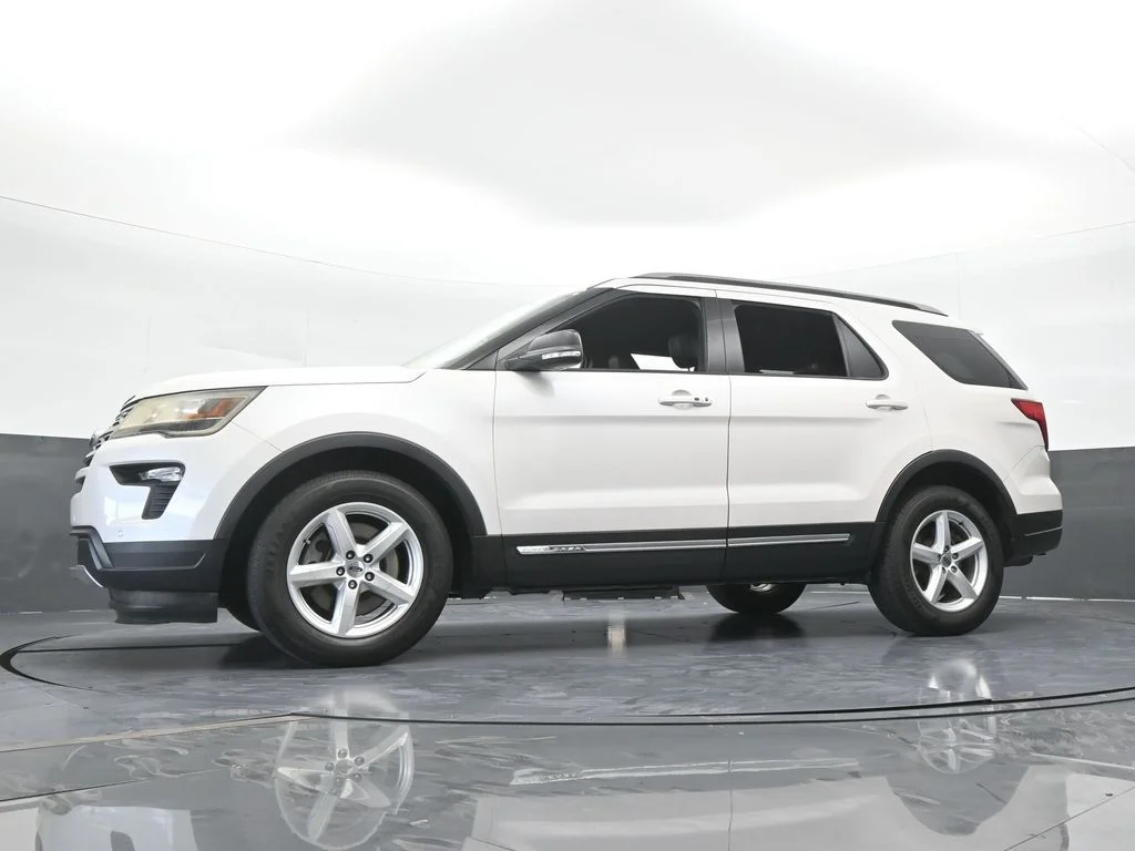 Used 2018 White Platinum Clearcoat Metallic Ford XLT image 58