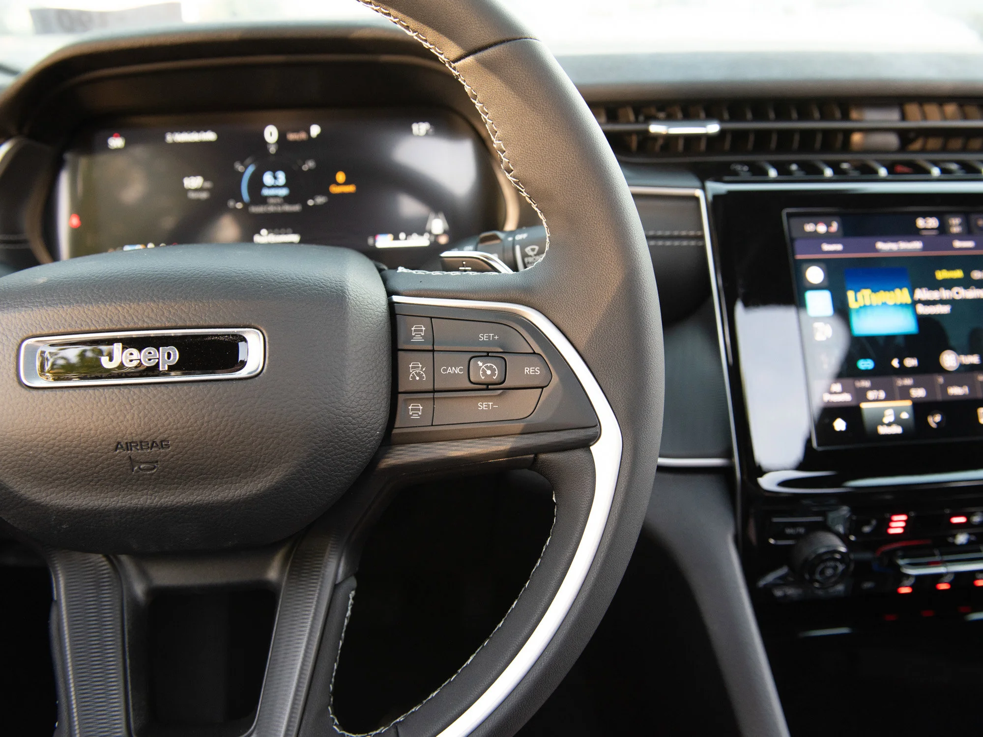 New 2025 Black Jeep Altitude* 4x4, Sunroof, Heated Leather, Remote Start, Wireless Charging Pad image 13