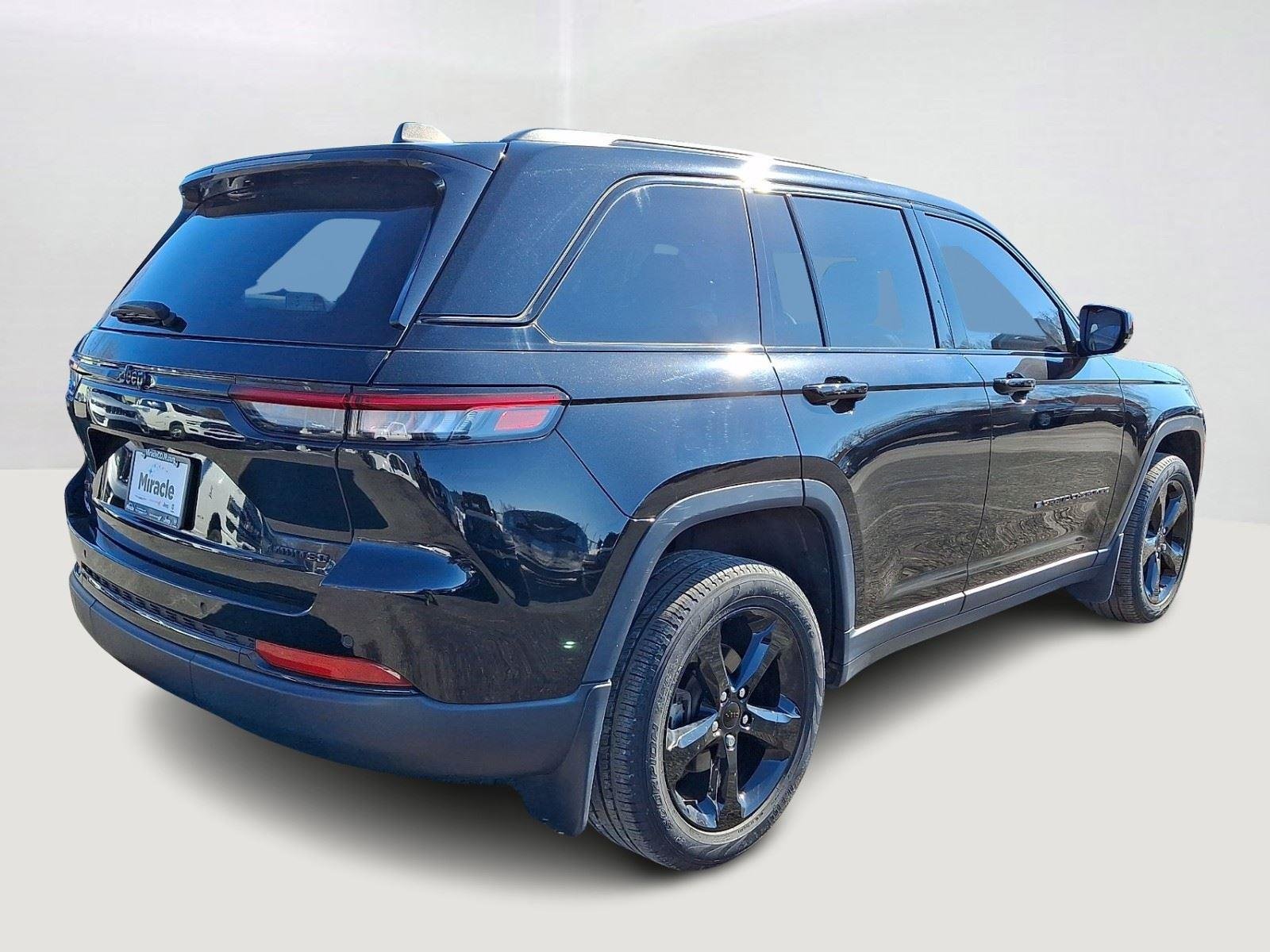 Used 2023 Diamond Black Crystal Pearlcoat Jeep Limited image 7