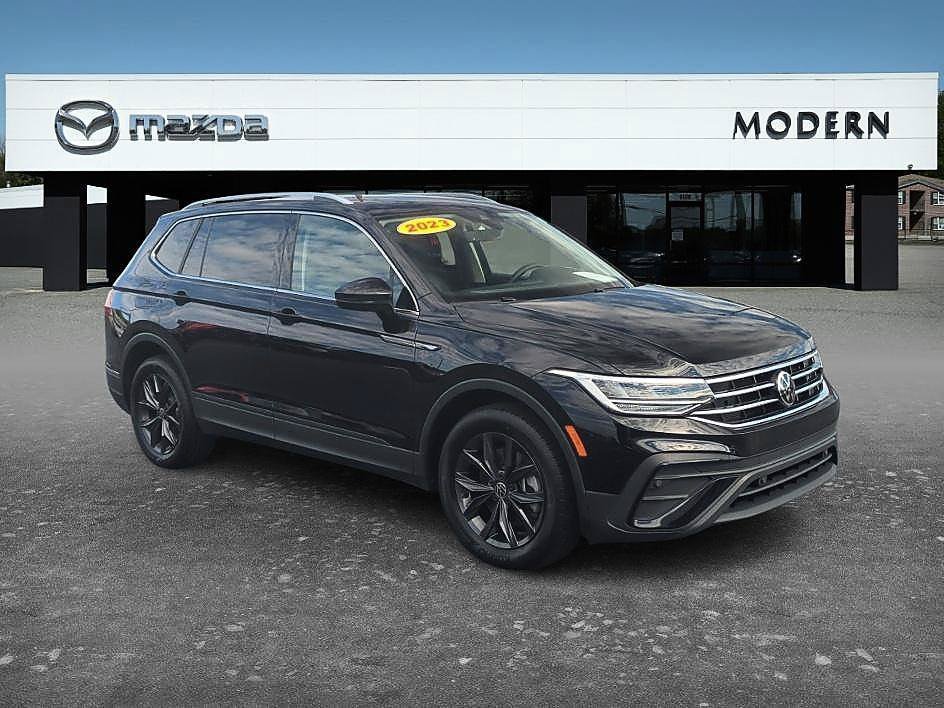 Used 2023 Platinum Gray Metallic Volkswagen SE image 7