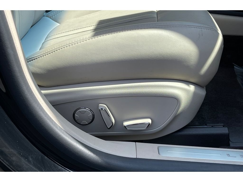 Used 2018 Black Velvet Lincoln Hybrid Reserve image 23