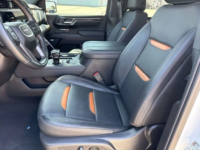 Used 2025 White GMC AT4 image 33