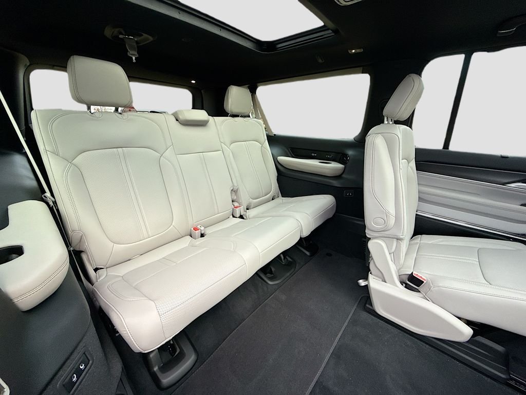 New 2026 Bright White Clear-Coat Exterior Paint Jeep Summit Obsidian image 36