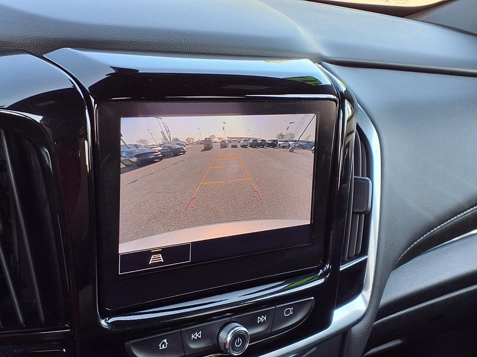Used 2022 Silver Ice Metallic Chevrolet LT Cloth image 4
