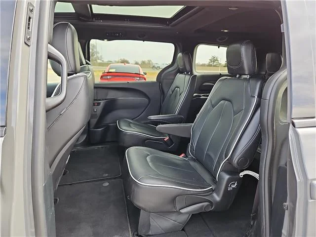 Used 2025 Ceramic Gray Clearcoat Chrysler Limited Front-Wheel Drive Passenger image 10