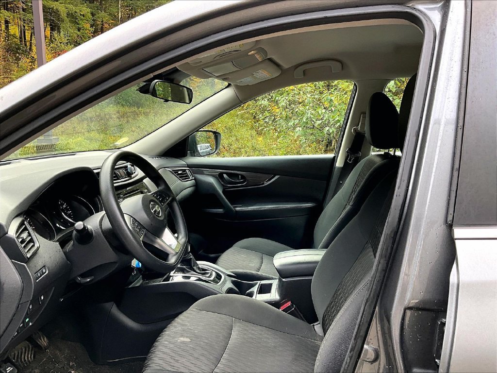 Used 2020 Gray Nissan S image 7