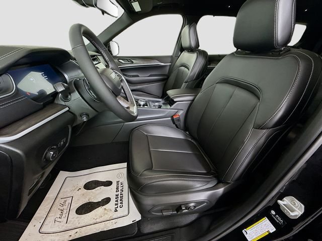 New 2025 Diamond Black Crystal Pearl-Coat Exterior Paint Jeep Limited image 20
