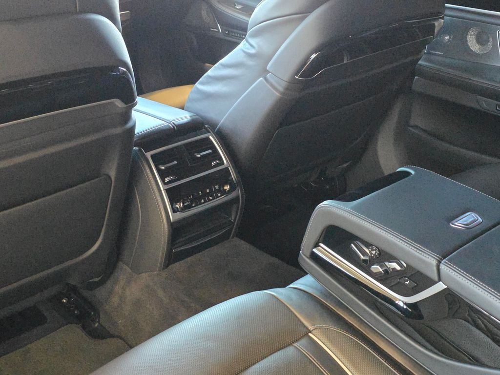 2021 BMW 7 Series M760i - Photo 61