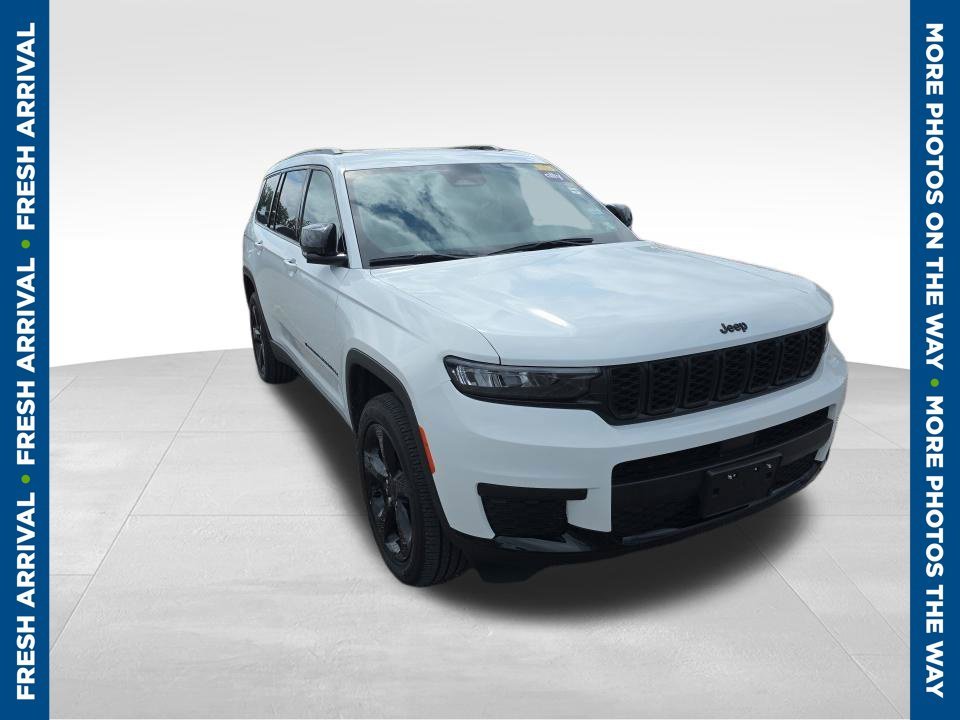 Used 2023 White Jeep Altitude image 1
