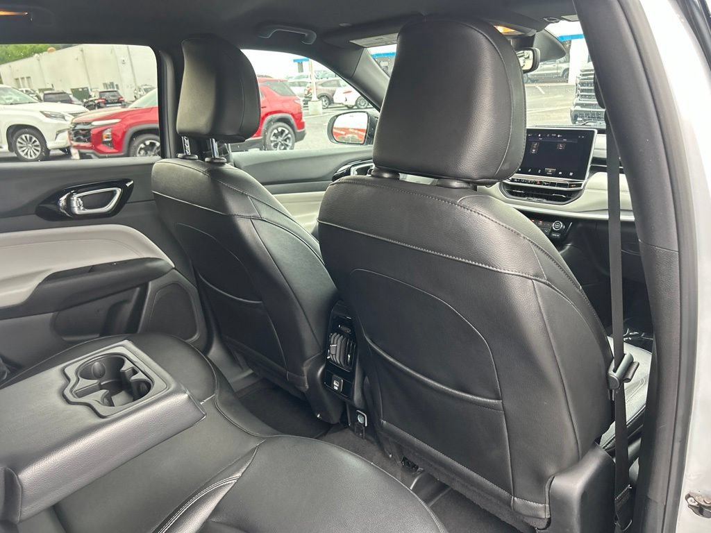 Used 2025 Silver Jeep Limited 4x4 image 39