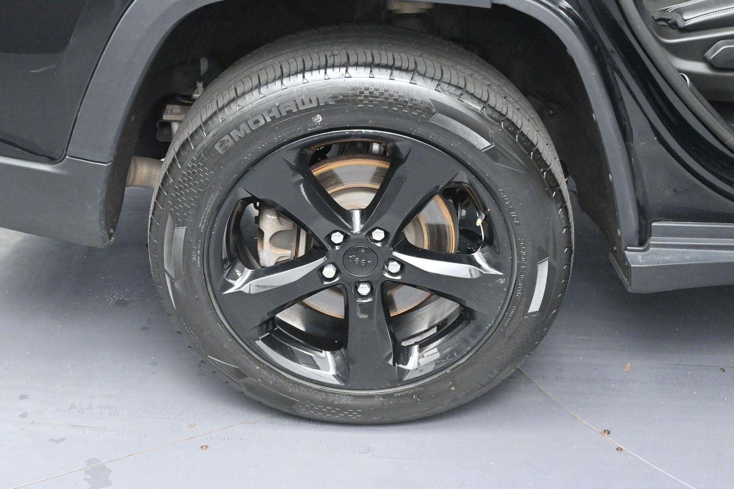 Used 2023 Diamond Black Crystal Pearlcoat Jeep Altitude image 33
