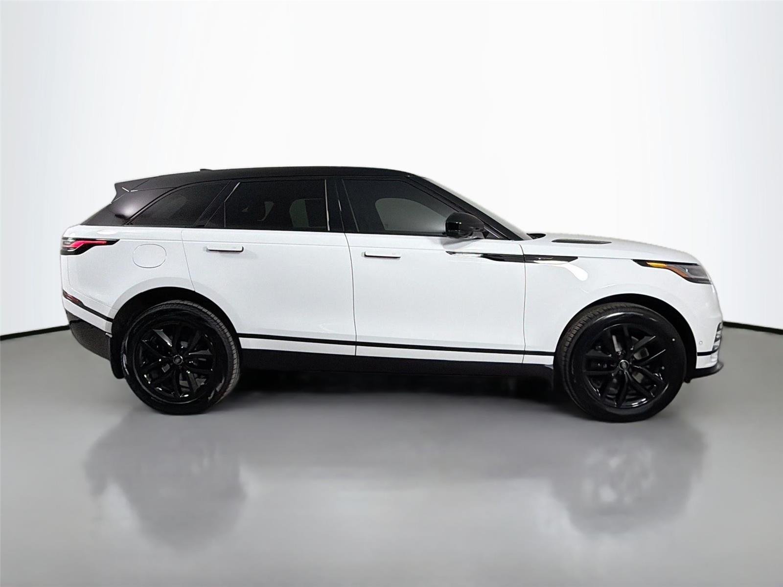 New 2026 Fuji White LAND ROVER Dynamic SE image 4