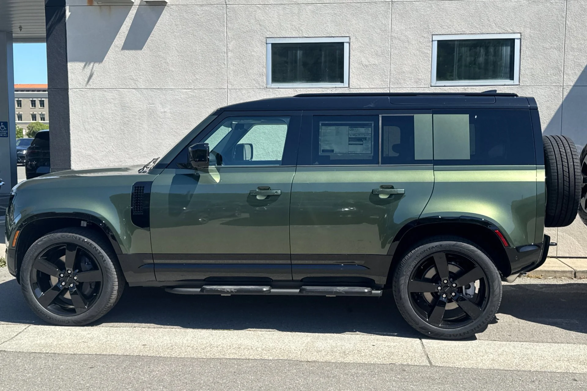 New 2026 WOOLSTONE GREEN Land Rover X-Dynamic SE image 5
