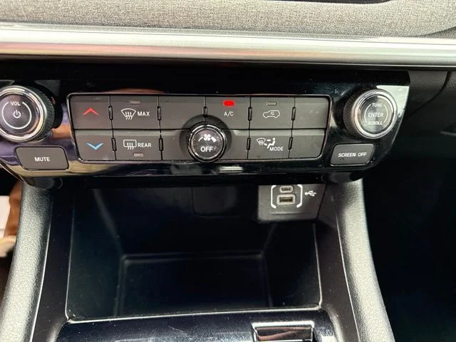 Used 2024  Jeep Latitude image 38