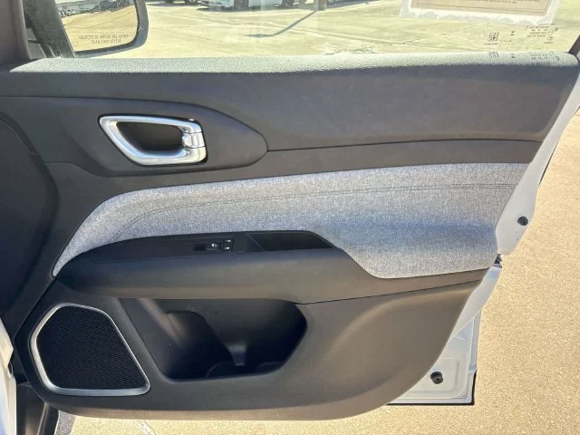 Used 2025 White Jeep Latitude image 23