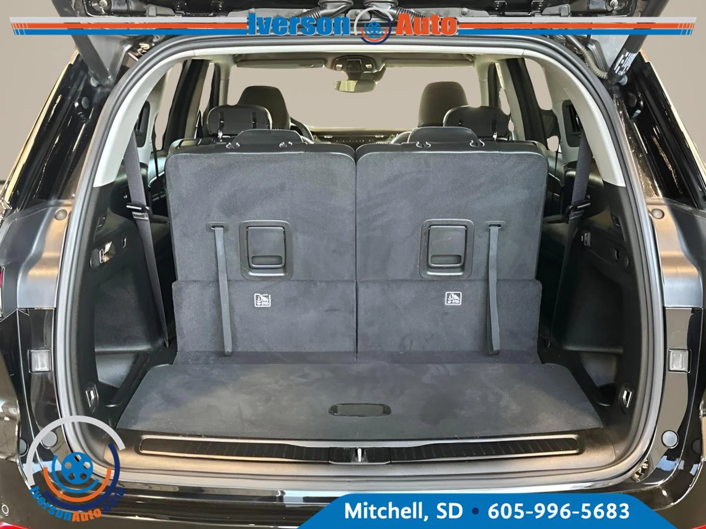 Used 2023 Diamond Black Crystal Pearlcoat Jeep Limited image 33
