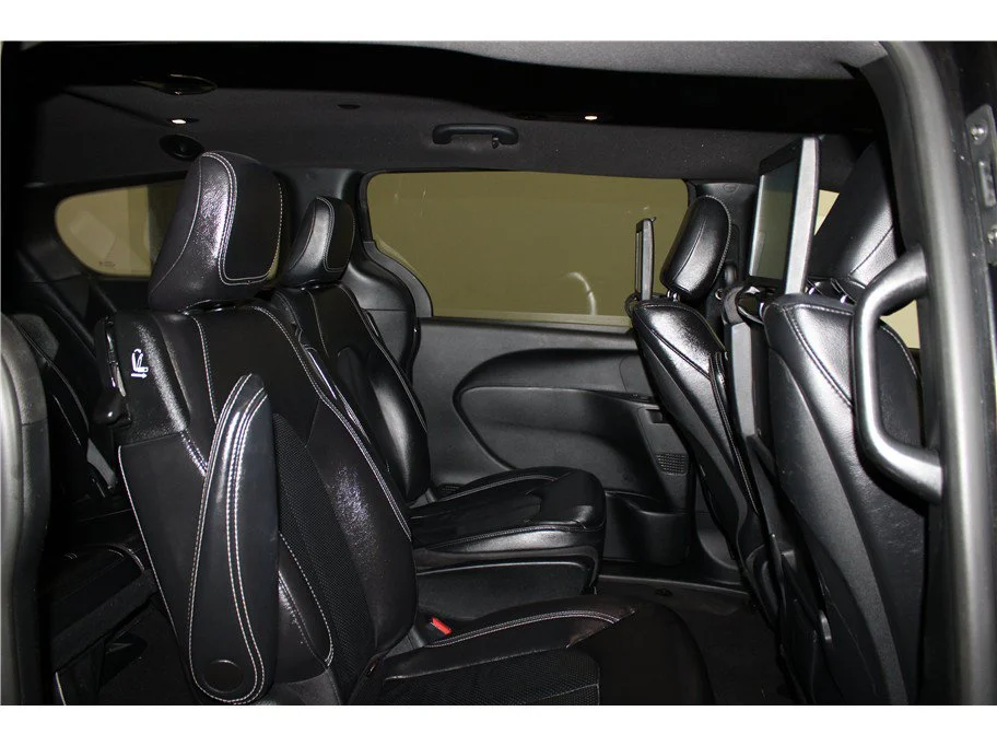 Used 2022 Brilliant Black Crystal Pearlcoat Chrysler Hybrid Touring L image 26