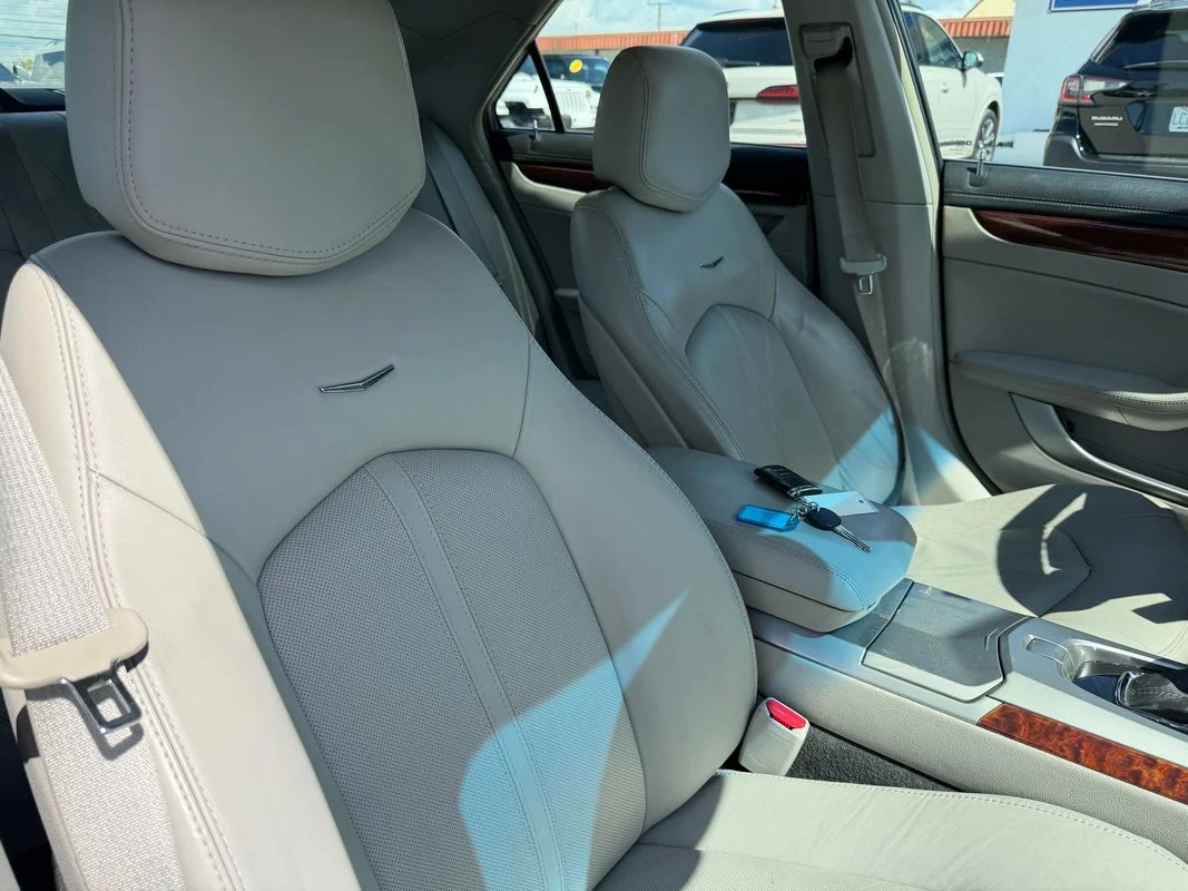 Used 2010  Cadillac Luxury image 7