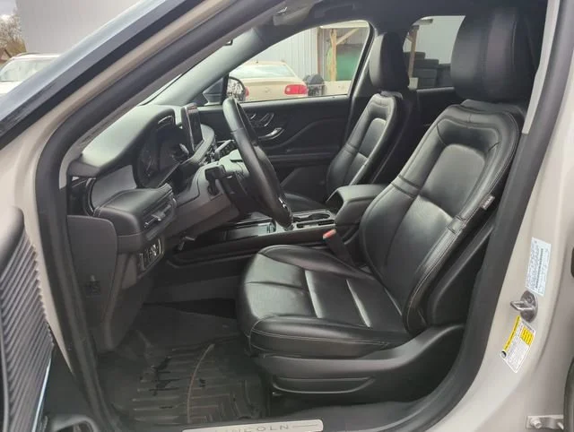 Used 2021 White Lincoln Standard image 17