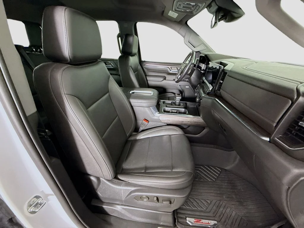 Used 2022 White Chevrolet LTZ image 28