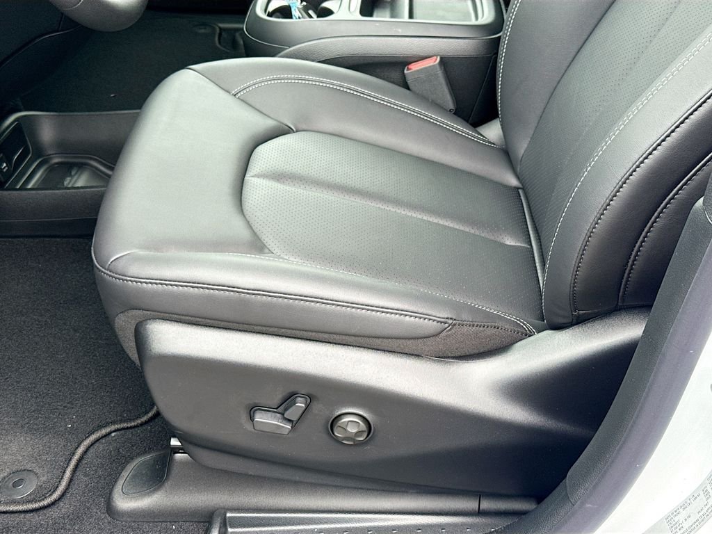 New 2027 Bright White Clear-Coat Exterior Paint Chrysler Select image 11