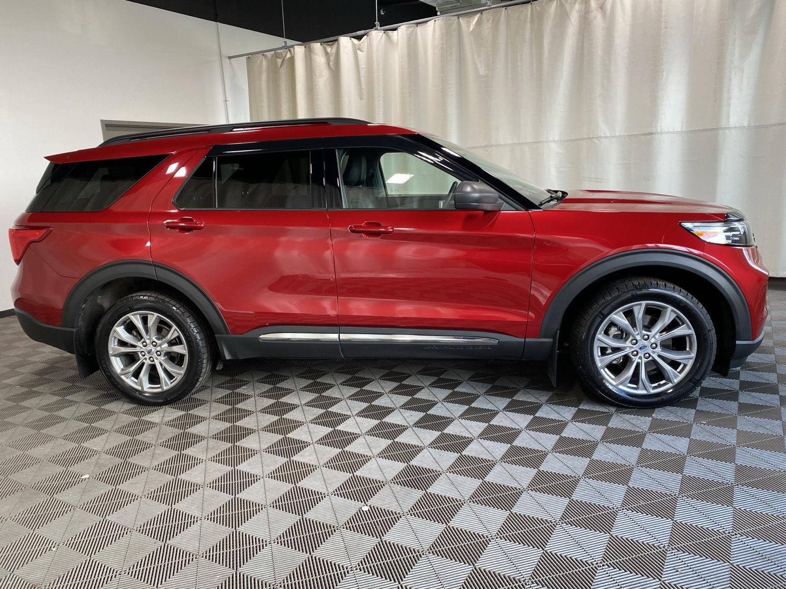 Used 2023 Rapid Red Metallic Tinted Clearcoat Ford XLT image 9
