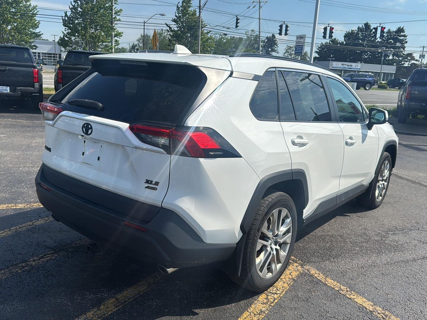 Used 2020 Super White Toyota XLE Premium image 6