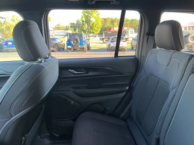 New 2026 Bright White Clear-Coat Exterior Paint Jeep Laredo X image 13