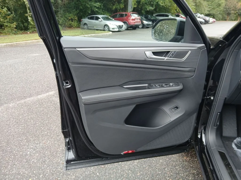 New 2026 Black Volkswagen SE w/Technology image 10